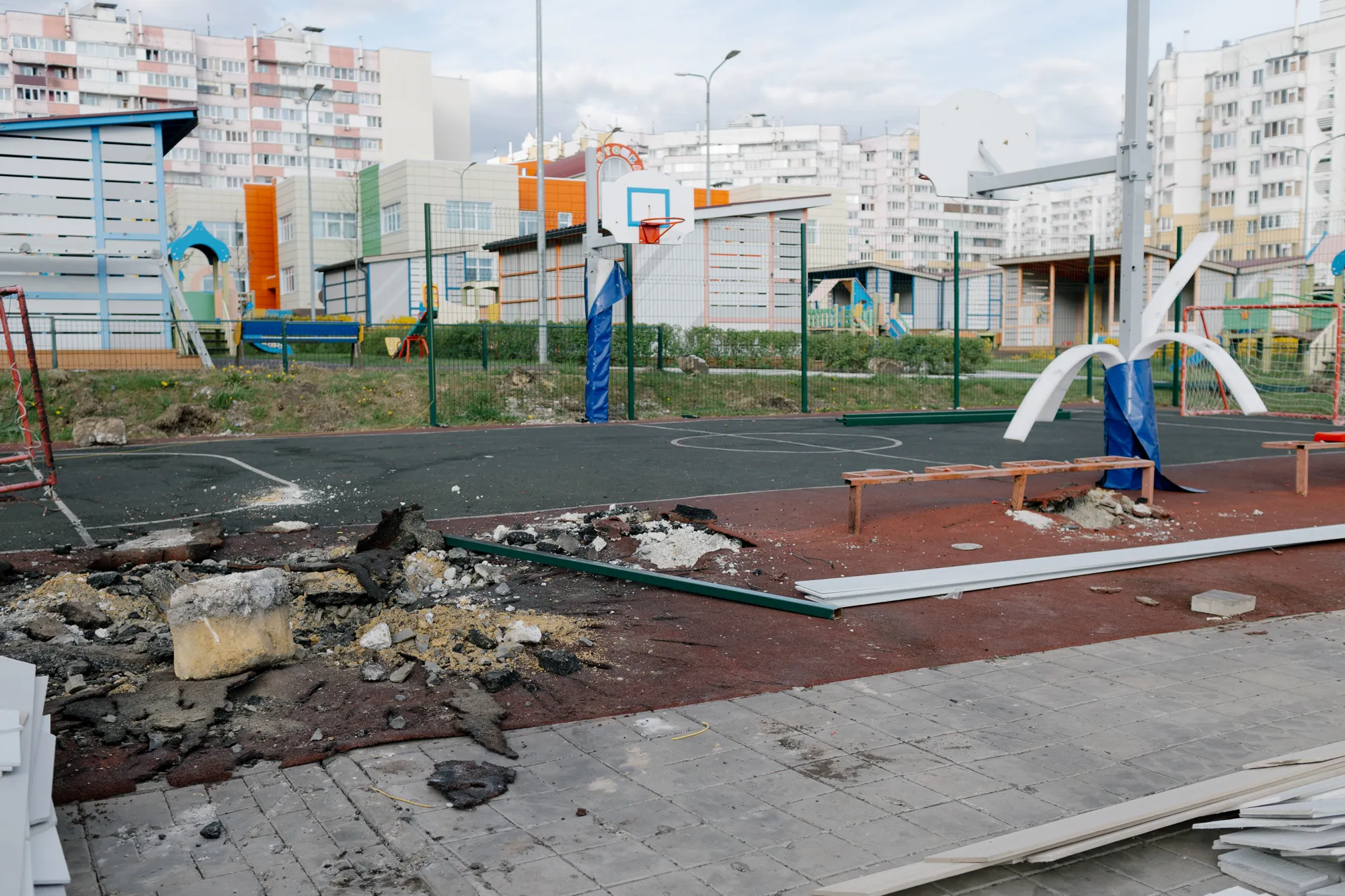 Следы обстрела на спортивной площадке в районе Харьковская гора