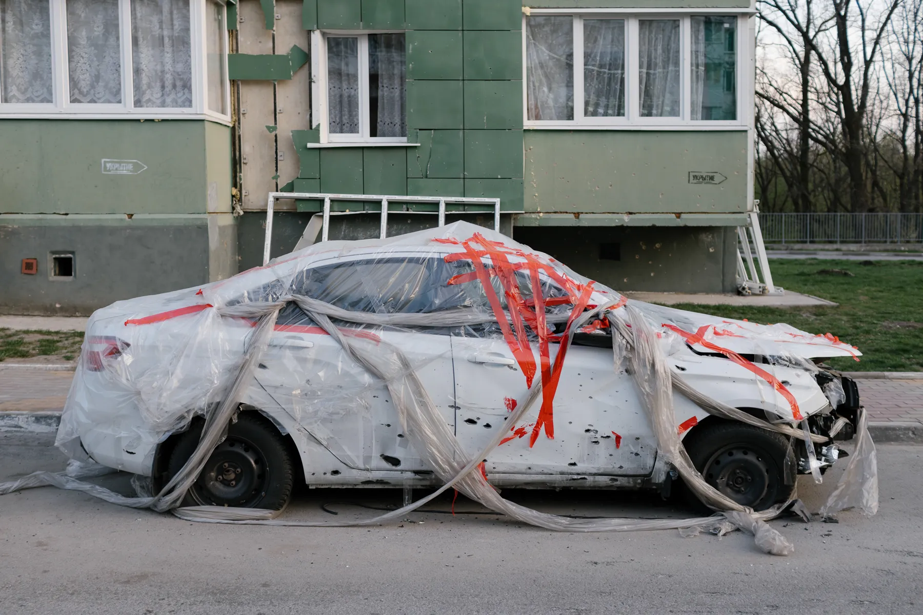 Поврежденный автомобиль во дворе дома на Харьковской горе