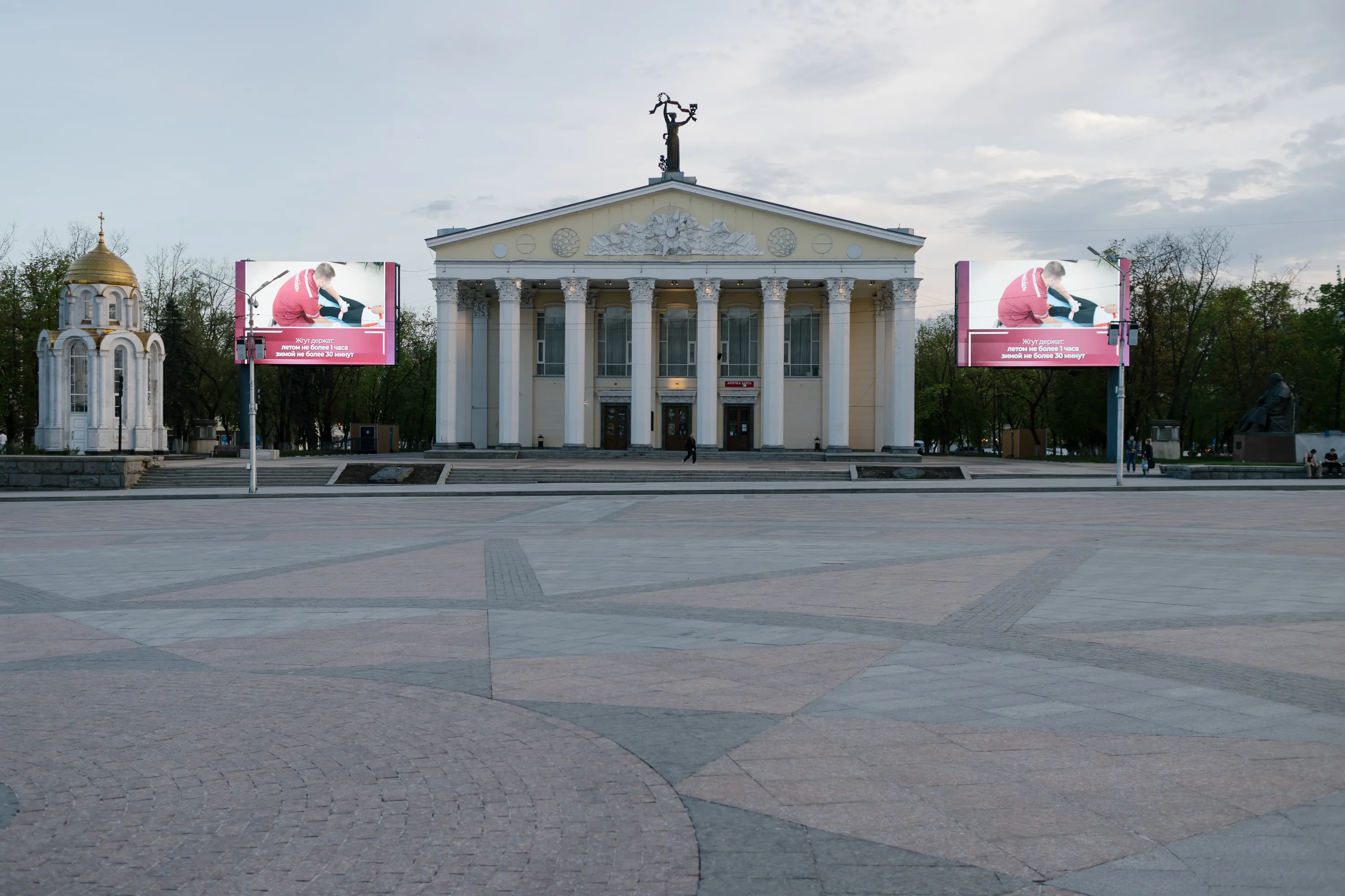 Экраны с видеоинструкцией по оказанию первой помощи рядом с Драмтеатром на Соборной площади