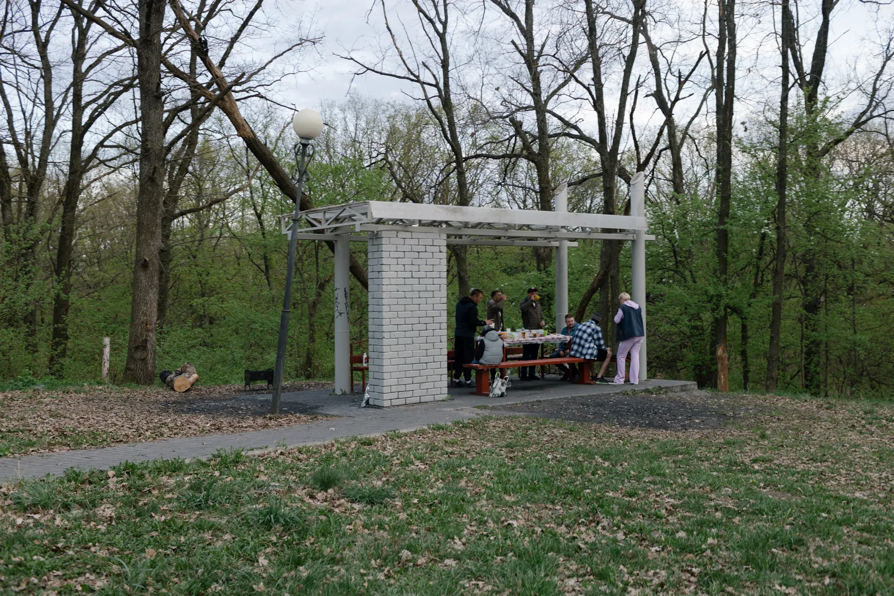 Люди на пикнике в городском парке