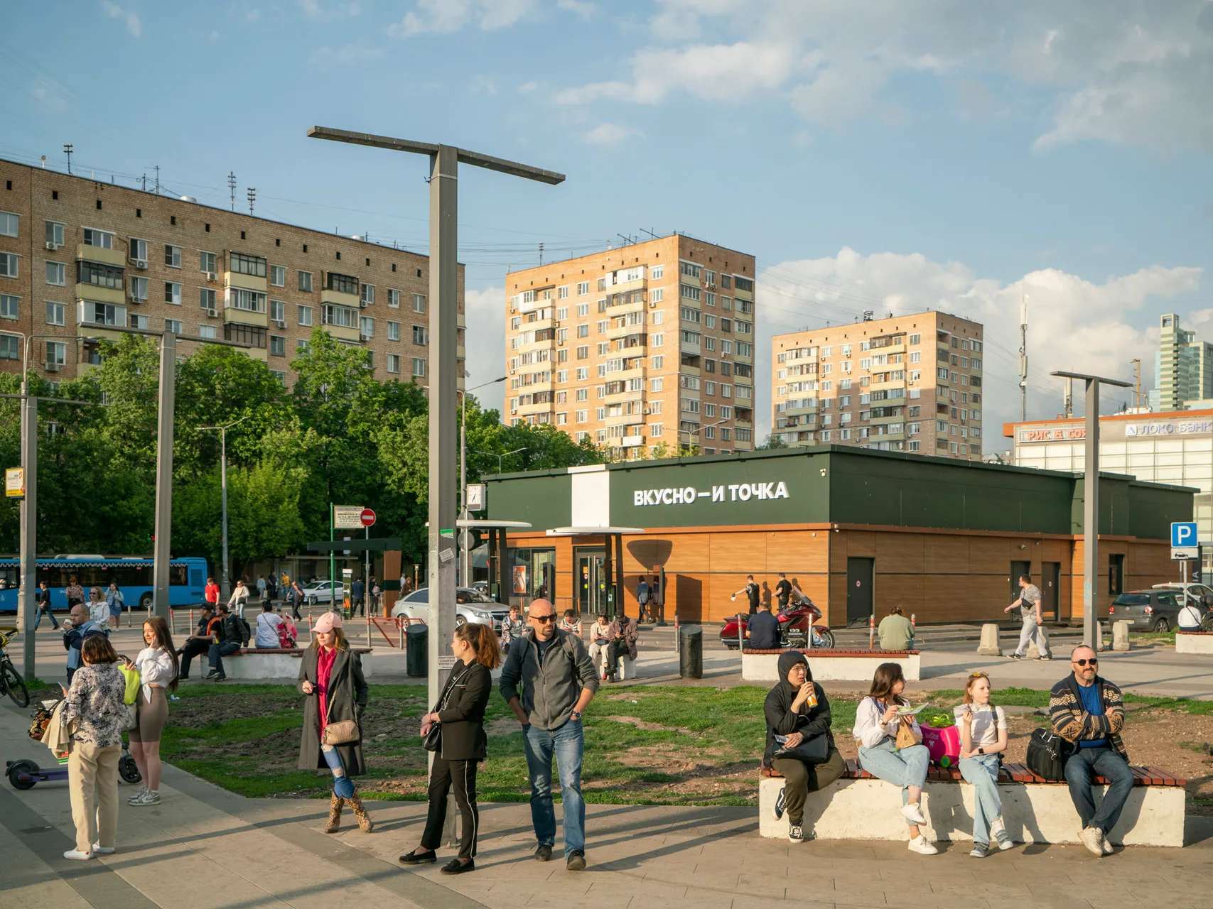 Год назад на этой площади рядом с метро «Электрозаводская» располагался ресторан «Макдональдс» — уже тогда он был закрыт